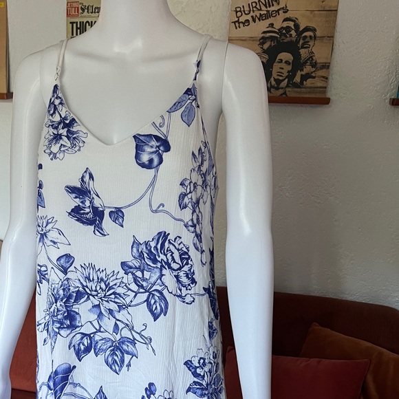 Swing/babydoll dress with an adorable blue and white floral  design throughout - Picture 7 of 7